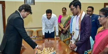 നോര്‍വ്വെ ചെസ് കിരീടം നേടി തമിഴ്നാട്ടിലെത്തിയ പ്രജ്ഞാനന്ദയ്ക്ക് സ്വീകരണം നല‍്കി മുഖ്യമന്ത്രി ജോസഫ് വിജയ്. 50 ലക്ഷം രൂപ ക്യാഷ് അവാര്‍ഡ് നല്‍കി. മുഖ്യമന്ത്രി ജോസഫ് വിജയും പ്രജ്ഞാനന്ദയും ചെസ് കളിക്കുന്നു