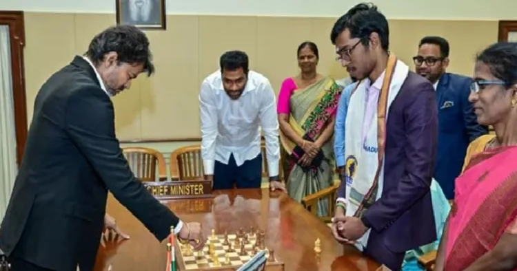 നോര്‍വ്വെ ചെസ് കിരീടം നേടി തമിഴ്നാട്ടിലെത്തിയ പ്രജ്ഞാനന്ദയ്ക്ക് സ്വീകരണം നല‍്കി മുഖ്യമന്ത്രി ജോസഫ് വിജയ്. 50 ലക്ഷം രൂപ ക്യാഷ് അവാര്‍ഡ് നല്‍കി. മുഖ്യമന്ത്രി ജോസഫ് വിജയും പ്രജ്ഞാനന്ദയും ചെസ് കളിക്കുന്നു