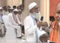 നോയിഡ ഇന്‍റര്‍നാഷണല്‍ വിമാനത്താവളത്തിന് സ്ഥലം നല്‍കിയ കര്‍ഷകരെ യോഗി വിമാനത്തില്‍ ലഖ്നൗവിലേക്ക് കൊണ്ടുവന്നപ്പോള്‍. ഈ യോഗത്തില്‍ മുസ്ലിമായ ഹാജി സഫര്‍ പറഞ്ഞത് യോഗി 2027ലും യുപി മുഖ്യമന്ത്രിയായി വരണമെന്നാണ്.