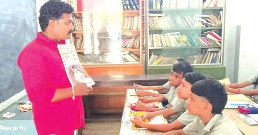 അഭിലാഷ് ഫുട്ബോള് ചിത്രങ്ങളിലൂടെ സംസ്കൃതം പഠിപ്പിക്കുന്നു