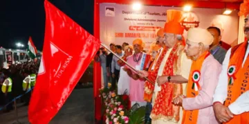 അമര്‍നാഥ് യാത്ര ജമ്മുവില്‍ നിന്ന് ലഫ്. ഗവര്‍ണര്‍ മനോജ് സിന്‍ഹ ഫ്‌ലാഗ് ഓഫ് ചെയ്യുന്നു