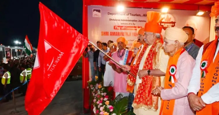 അമര്‍നാഥ് യാത്ര ജമ്മുവില്‍ നിന്ന് ലഫ്. ഗവര്‍ണര്‍ മനോജ് സിന്‍ഹ ഫ്‌ലാഗ് ഓഫ് ചെയ്യുന്നു