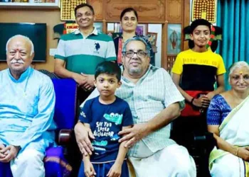 ആര്എസ്എസ് സര്സംഘചാലക് മോഹന് ഭാഗവതിനൊപ്പം
ആമേട മന വാസുദേവന് നമ്പൂതിരിയും കുടുംബവും