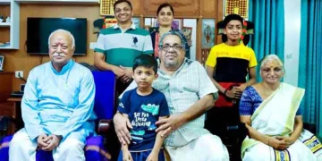 ആര്‍എസ്എസ് സര്‍സംഘചാലക് മോഹന്‍ ഭാഗവതിനൊപ്പം
ആമേട മന വാസുദേവന്‍ നമ്പൂതിരിയും കുടുംബവും