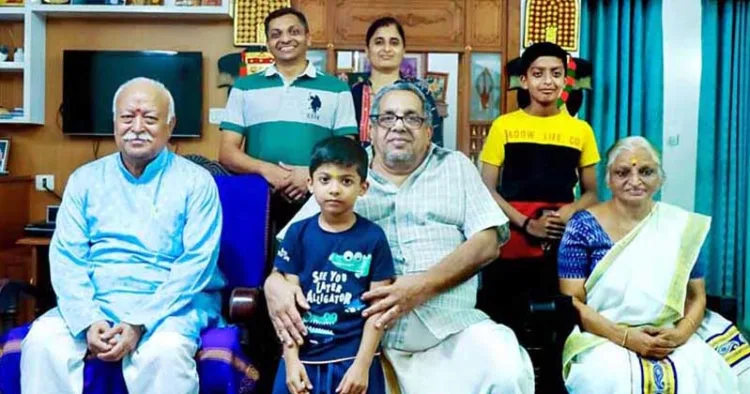 ആര്എസ്എസ് സര്സംഘചാലക് മോഹന് ഭാഗവതിനൊപ്പം
ആമേട മന വാസുദേവന് നമ്പൂതിരിയും കുടുംബവും