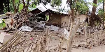 പ്രളയത്തെ തുടര്ന്ന് ആസാമിലെ കമല് ചപോരി ഗ്രാമത്തില് വീടുകള് തകര്ന്നടിഞ്ഞ നിലയില്