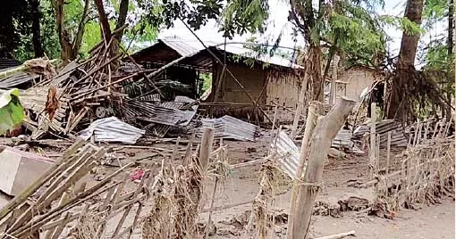 പ്രളയത്തെ തുടര്ന്ന് ആസാമിലെ കമല് ചപോരി ഗ്രാമത്തില് വീടുകള് തകര്ന്നടിഞ്ഞ നിലയില്