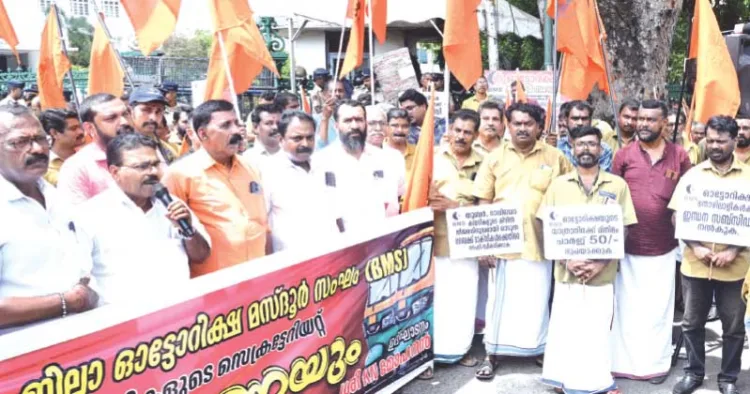 തിരുവനന്തപുരം ജില്ലാ ഓട്ടോറിക്ഷ മസ്ദൂര്‍ സംഗത്തിന്റെ ആഭിമുഖ്യത്തില്‍ നടന്ന സെക്രട്ടേറിയറ്റ് മാര്‍ച്ച് ഓട്ടോറിക്ഷ ഫെഡറേഷന്‍ സംസ്ഥാന ജനറല്‍ സെക്രട്ടറി കെ.എന്‍. മോഹനന്‍ ഉദ്ഘാടനം ചെയ്യുന്നു