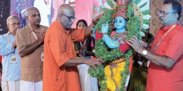 ബാലഗോകുലം ദക്ഷിണ കേരളം വാര്‍ഷിക സമ്മേളനം മാവേലിക്കര ഉമ്പര്‍നാട് നിരസിംഹ കുശ്മാണ്ഡ സിദ്ധാശ്രമത്തിലെ സ്വാമി സത്‌സ്വരൂപാനന്ദ സരസ്വതി ഉദ്ഘാടനം ചെയ്യുന്നു. ഡോ. എന്‍. ഉണ്ണികൃഷ്ണന്‍, ആര്‍. പ്രസന്നകുമാര്‍, സിദ്ധി ഉണ്ണി, ബി.എസ്. ബിജു എന്നിവര്‍ സമീപം