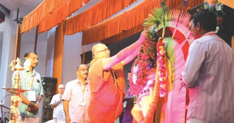 ബാലഗോകുലം ഉത്തരകേരളം വാര്‍ഷിക സമ്മേളനം എടനീര്‍ മഠാധിപതി സ്വാമി സച്ചിതാനന്ദഭാരതി ഉദ്ഘാടനം ചെയ്യുന്നു. എം. രാധാകൃഷ്ണന്‍, കെ.എന്‍. സജി, അരവിന്ദന്‍, എന്‍.എം. സദാനന്ദന്‍ സമീപം