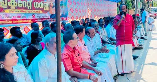 സാവരിയ ബസന്തിന്റെ കൊലപാതകം സിബിഐ
അന്വേഷിക്കണമെന്നാവശ്യപ്പെട്ട് ബിജെപി ആലപ്പുഴ
നോര്ത്ത് ജില്ലാ കമ്മിറ്റി സംഘടിപ്പിച്ച കളക്ട്രേറ്റ് ധര്ണ
സംസ്ഥാന ജനറല് സെക്രട്ടറി അഡ്വ. എസ്. സുരേഷ്
ഉദ്ഘാടനം ചെയ്യുന്നു