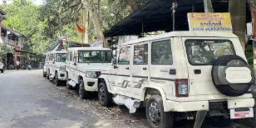 പുതിയ മഹീന്ദ്ര ബൊലേറോ ജീപ്പുകള്‍ പിഎംജിയിലെ പിഡബ്ല്യുഡി റോഡ്‌സ് വിഭാഗം എക്‌സി. എന്‍ജിനീയറുടെ ഓഫീസ് വളപ്പില്‍ നിര്‍ത്തിയിട്ടിരിക്കുന്നു