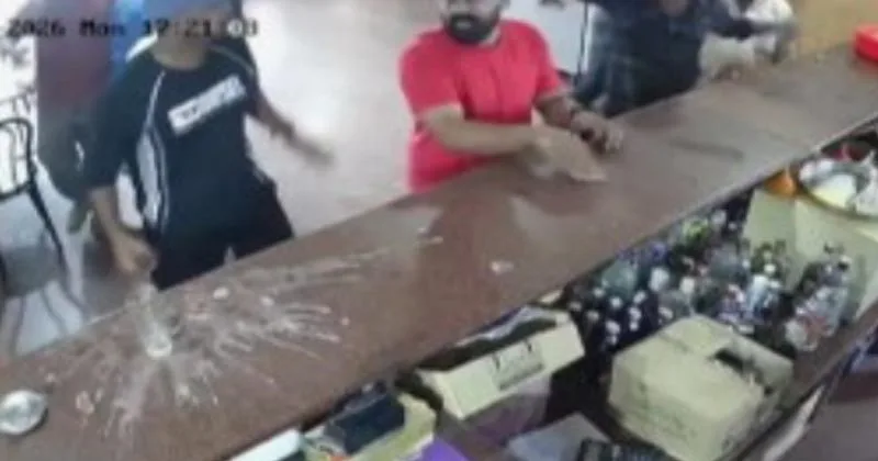 കൊല്ലത്ത് മദ്യപിക്കാന് എത്തിയവര് ബാര് അടിച്ചുതകര്ത്തു