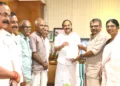 വിവിധ ആവശ്യങ്ങള് ഉന്നയിച്ച് ഹിന്ദു ഐക്യവേദിയുടെ നേതൃത്വത്തില് സംസ്ഥാന അധ്യക്ഷന് ആര്.വി. ബാബു, മുഖ്യമന്ത്രി വി.ഡി. സതീശന് നിവേദനം നല്കുന്നു