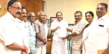 വിവിധ ആവശ്യങ്ങള് ഉന്നയിച്ച് ഹിന്ദു ഐക്യവേദിയുടെ നേതൃത്വത്തില് സംസ്ഥാന അധ്യക്ഷന് ആര്.വി. ബാബു, മുഖ്യമന്ത്രി വി.ഡി. സതീശന് നിവേദനം നല്കുന്നു