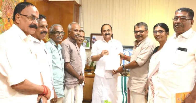 വിവിധ ആവശ്യങ്ങള്‍ ഉന്നയിച്ച് ഹിന്ദു ഐക്യവേദിയുടെ നേതൃത്വത്തില്‍ സംസ്ഥാന അധ്യക്ഷന്‍ ആര്‍.വി. ബാബു, മുഖ്യമന്ത്രി വി.ഡി. സതീശന് നിവേദനം നല്‍കുന്നു