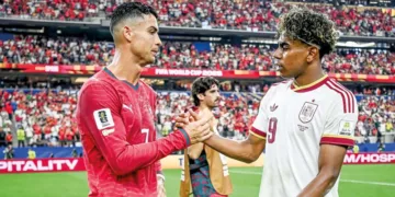 മത്സരശേഷം പോര്‍ച്ചുഗലിന്റെ ക്രിസ്റ്റിയാനോ റൊണാള്‍ഡോയും സ്‌പെയിന്റെ ലാമിന്‍ യമാലും പരസ്പരം കൈകോര്‍ത്ത് ആശംസകള്‍ പങ്കുവയ്ക്കുന്നു