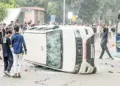 സിജെപിയുടെ അക്രമത്തിനിടയില്‍ തകര്‍ത്ത പോലീസ് വാഹനം