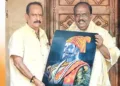 ബിജെപി മഹാരാഷ്ട്ര കേരള ഘടകം കണ്വീനര് കെ.ബി. ഉത്തംകുമാര് ബി.ബി. ഗോപകുമാര് എംഎല്എയ്ക്ക് ഛത്രപതി ശിവജിയുടെ ചിത്രം സമ്മാനിക്കുന്നു