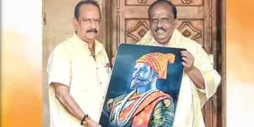ബിജെപി മഹാരാഷ്ട്ര കേരള ഘടകം കണ്വീനര് കെ.ബി. ഉത്തംകുമാര് ബി.ബി. ഗോപകുമാര് എംഎല്എയ്ക്ക് ഛത്രപതി ശിവജിയുടെ ചിത്രം സമ്മാനിക്കുന്നു