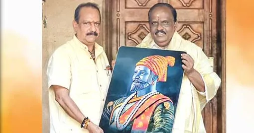 ബിജെപി മഹാരാഷ്ട്ര കേരള ഘടകം കണ്വീനര് കെ.ബി. ഉത്തംകുമാര് ബി.ബി. ഗോപകുമാര് എംഎല്എയ്ക്ക് ഛത്രപതി ശിവജിയുടെ ചിത്രം സമ്മാനിക്കുന്നു