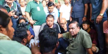 അസം മുഖ്യമന്ത്രി ഹിമന്ത ബിശ്വ ശര്‍മ്മ ദുരിതാശ്വാസ ക്യാമ്പിലെ കുടുംബങ്ങളുമായി സംവദിക്കുകയും വെള്ളപ്പൊക്കം മൂലമുണ്ടായ ബുദ്ധിമുട്ടുകള്‍ വിലയിരുത്തുകയും ചെയ്യുന്നു