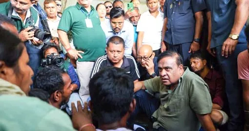 അസം മുഖ്യമന്ത്രി ഹിമന്ത ബിശ്വ ശര്‍മ്മ ദുരിതാശ്വാസ ക്യാമ്പിലെ കുടുംബങ്ങളുമായി സംവദിക്കുകയും വെള്ളപ്പൊക്കം മൂലമുണ്ടായ ബുദ്ധിമുട്ടുകള്‍ വിലയിരുത്തുകയും ചെയ്യുന്നു