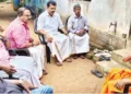 ഹിന്ദു ഐക്യവേദി പ്രവർത്തകർ ഊരൂമൂപ്പനുമായി കൂടിക്കാഴ്ച നടത്തുന്നു