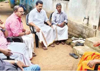 ഹിന്ദു ഐക്യവേദി പ്രവർത്തകർ ഊരൂമൂപ്പനുമായി കൂടിക്കാഴ്ച നടത്തുന്നു