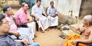 ഹിന്ദു ഐക്യവേദി പ്രവർത്തകർ ഊരൂമൂപ്പനുമായി കൂടിക്കാഴ്ച നടത്തുന്നു