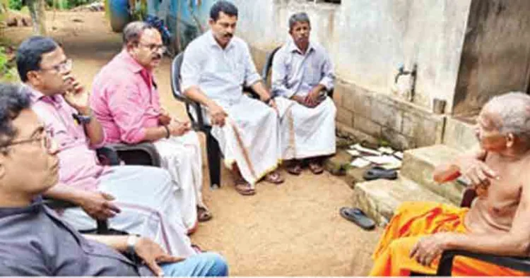 ഹിന്ദു ഐക്യവേദി പ്രവർത്തകർ ഊരൂമൂപ്പനുമായി കൂടിക്കാഴ്ച നടത്തുന്നു