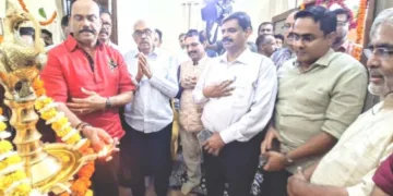 ജനം ടിവി ദല്‍ഹി റീജണല്‍ ഓഫീസ് എംഡി എസ്. രാജശേഖരന്‍ നായര്‍ ഉദ്ഘാടനം ചെയ്യുന്നു. എ. ജയകുമാര്‍, അനൂപ് ആന്റണി, ജി. സുരേഷ് കുമാര്‍, ഡോ. കെ.ജി. സുരേഷ്, എം.കെ.ജി. പിള്ള, എം.ഡി. ജയപ്രകാശ്, ബാബു പണിക്കര്‍ തുടങ്ങിയവര്‍ സമീപം