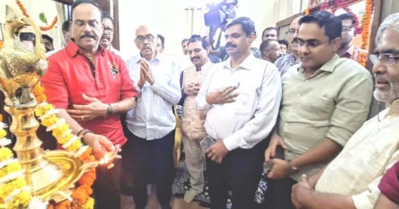 ജനം ടിവി ദല്‍ഹി റീജണല്‍ ഓഫീസ് എംഡി എസ്. രാജശേഖരന്‍ നായര്‍ ഉദ്ഘാടനം ചെയ്യുന്നു. എ. ജയകുമാര്‍, അനൂപ് ആന്റണി, ജി. സുരേഷ് കുമാര്‍, ഡോ. കെ.ജി. സുരേഷ്, എം.കെ.ജി. പിള്ള, എം.ഡി. ജയപ്രകാശ്, ബാബു പണിക്കര്‍ തുടങ്ങിയവര്‍ സമീപം