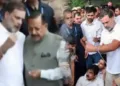 ജിതേന്ദ്രസിങ്ങ് രാഹുല്ഗാന്ധിയുമായി ഒത്തുതീര്പ്പ് ചര്ച്ച നടത്തുന്നു (ഇടത്ത്) ആദ്യം സമരം നിര്ത്താമെന്ന് സമ്മതിച്ച രാഹുല് ഗാന്ധി പിന്നീട് മോദി രാജിവെയ്ക്കണം എന്ന പുതിയ മുദ്രാവാക്യം ഉയര്ത്തി സമരം തുടരുന്നു (വലത്ത്)