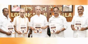 രാമായണത്തെ ആസ്പദമാക്കി ജന്മഭൂമി സംഘടിപ്പിക്കുന്ന 'ഒരേ ഇതിഹാസം, കഥകള്‍ പലത്' അന്താരാഷ്ട്ര
കോണ്‍ക്ലേവ് ബ്രോഷര്‍ ഗവര്‍ണര്‍ രാജേന്ദ്ര വിശ്വനാഥ് ആര്‍ലേക്കര്‍ പ്രകാശനം ചെയ്യുന്നു. ഹിന്ദു ഐക്യവേദി
സംസ്ഥാന സെക്രട്ടറി പുത്തൂര്‍ തുളസി, ജന്മഭൂമി മാനേജിങ് ഡയറക്ടര്‍ എം. രാധാകൃഷ്ണന്‍, ജനറല്‍ മാനേജര്‍ കെ.ബി. ശ്രീകുമാര്‍, സര്‍ക്കുലേഷന്‍ ജനറല്‍ മാനേജര്‍ ടി.വി. പ്രസാദ് ബാബു സമീപം