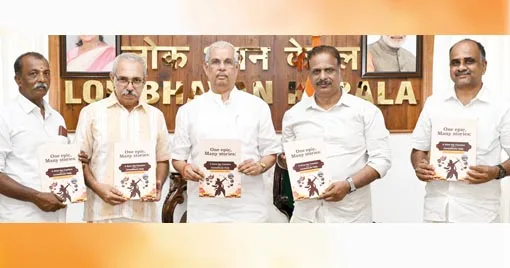 രാമായണത്തെ ആസ്പദമാക്കി ജന്മഭൂമി സംഘടിപ്പിക്കുന്ന 'ഒരേ ഇതിഹാസം, കഥകള് പലത്' അന്താരാഷ്ട്ര
കോണ്ക്ലേവ് ബ്രോഷര് ഗവര്ണര് രാജേന്ദ്ര വിശ്വനാഥ് ആര്ലേക്കര് പ്രകാശനം ചെയ്യുന്നു. ഹിന്ദു ഐക്യവേദി
സംസ്ഥാന സെക്രട്ടറി പുത്തൂര് തുളസി, ജന്മഭൂമി മാനേജിങ് ഡയറക്ടര് എം. രാധാകൃഷ്ണന്, ജനറല് മാനേജര് കെ.ബി. ശ്രീകുമാര്, സര്ക്കുലേഷന് ജനറല് മാനേജര് ടി.വി. പ്രസാദ് ബാബു സമീപം