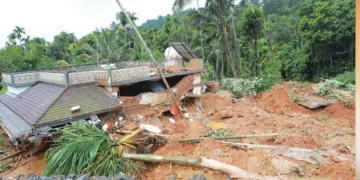 വയനാട് മേപ്പാടിയില് തുരങ്കപാത നിര്മാണ മേഖലയിലുണ്ടായ മണ്ണിടിച്ചിലില് തകര്ന്ന വീട്