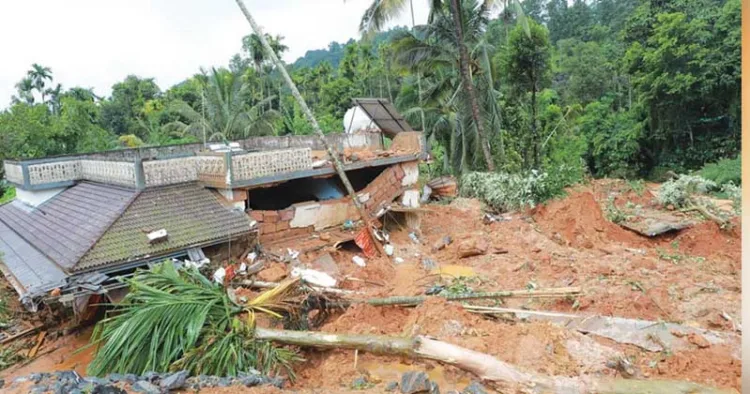 വയനാട് മേപ്പാടിയില്‍ തുരങ്കപാത നിര്‍മാണ മേഖലയിലുണ്ടായ മണ്ണിടിച്ചിലില്‍ തകര്‍ന്ന വീട്‌