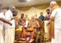 ചന്ദ്രനഗര്‍ പാര്‍വതി കല്യാണമണ്ഡപത്തില്‍ നടന്ന ആര്‍എസ്എസ് സാംഘിക്കില്‍ പ്രഭാഷണത്തിനെത്തിയ കാഞ്ചി കാമകോടി പീഠം ശങ്കരാചാര്യര്‍ വിജയേന്ദ്ര സരസ്വതിയെ പൂര്‍ണകുംഭം നല്‍കി സ്വീകരിച്ചപ്പോള്‍