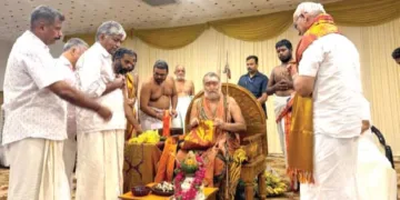 ചന്ദ്രനഗര്‍ പാര്‍വതി കല്യാണമണ്ഡപത്തില്‍ നടന്ന ആര്‍എസ്എസ് സാംഘിക്കില്‍ പ്രഭാഷണത്തിനെത്തിയ കാഞ്ചി കാമകോടി പീഠം ശങ്കരാചാര്യര്‍ വിജയേന്ദ്ര സരസ്വതിയെ പൂര്‍ണകുംഭം നല്‍കി സ്വീകരിച്ചപ്പോള്‍