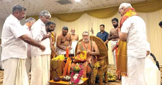 ചന്ദ്രനഗര് പാര്വതി കല്യാണമണ്ഡപത്തില് നടന്ന ആര്എസ്എസ് സാംഘിക്കില് പ്രഭാഷണത്തിനെത്തിയ കാഞ്ചി കാമകോടി പീഠം ശങ്കരാചാര്യര് വിജയേന്ദ്ര സരസ്വതിയെ പൂര്ണകുംഭം നല്കി സ്വീകരിച്ചപ്പോള്