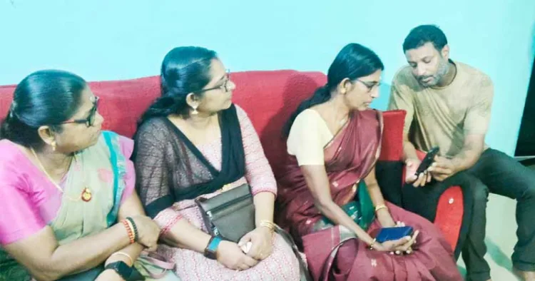 ഹിന്ദുഐക്യവേദി സംസ്ഥാന രക്ഷാധികാരി കെ.പി. ശശികല ടീച്ചറോട് സാവരിയയുടെ പിതൃസഹോദരന്‍ ജനീഷ് സംഭവങ്ങള്‍ വിവരിക്കുന്നു
