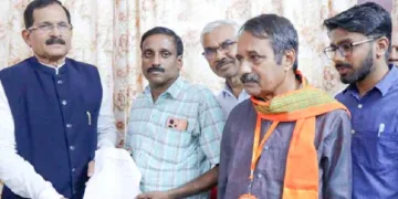 കേരളത്തിലെ ഊര്‍ജ്ജ മേഖലയിലെ സമഗ്രമായ പരിവര്‍ത്തനത്തിന് ഫലപ്രദമായ നിര്‍ദേശങ്ങള്‍ അടങ്ങുന്ന നിവേദനം കേന്ദ്ര ഊര്‍ജ സഹമന്ത്രി ശ്രീപദ് യശോ നായികിന് കെഎസ്ഇബി ഓഫീസേഴ്‌സ് സംഘ് കൈമാറുന്നു