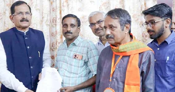 കേരളത്തിലെ ഊര്ജ്ജ മേഖലയിലെ സമഗ്രമായ പരിവര്ത്തനത്തിന് ഫലപ്രദമായ നിര്ദേശങ്ങള് അടങ്ങുന്ന നിവേദനം കേന്ദ്ര ഊര്ജ സഹമന്ത്രി ശ്രീപദ് യശോ നായികിന് കെഎസ്ഇബി ഓഫീസേഴ്സ് സംഘ് കൈമാറുന്നു