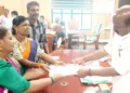 മഹിള ഐക്യവേദിയുടെ നേതൃത്വത്തില്‍ ലഹരിമാഫിയക്കെതിരെ ശക്തമായ നടപടി സ്വീകരിക്കണമെന്നാവശ്യപ്പെട്ട് ശേഖരിച്ച ഒപ്പുകള്‍ എക്‌സൈസ് മന്ത്രിയുടെ ഓഫീസിലെത്തി സംസ്ഥാന സെക്രട്ടറി സൂര്യ പ്രേം മന്ത്രി ലിജുവിന് കൈമാറുന്നു. മനില അശോകന്‍, വഴയില ഉണ്ണി എന്നിവര്‍ സമീപം