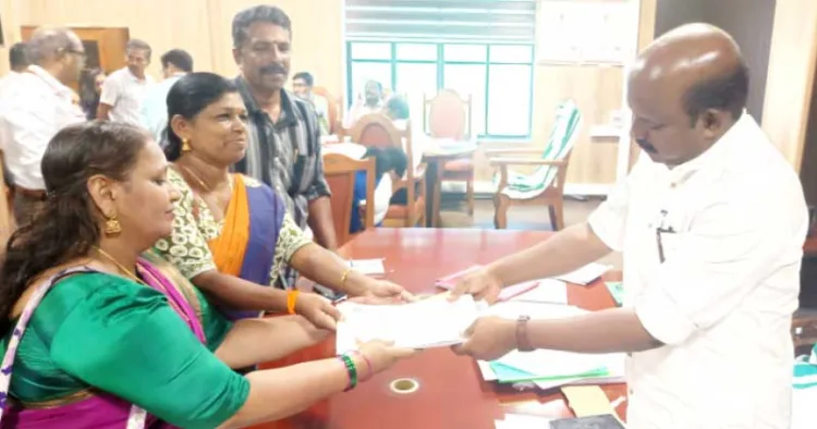 മഹിള ഐക്യവേദിയുടെ നേതൃത്വത്തില് ലഹരിമാഫിയക്കെതിരെ ശക്തമായ നടപടി സ്വീകരിക്കണമെന്നാവശ്യപ്പെട്ട് ശേഖരിച്ച ഒപ്പുകള് എക്സൈസ് മന്ത്രിയുടെ ഓഫീസിലെത്തി സംസ്ഥാന സെക്രട്ടറി സൂര്യ പ്രേം മന്ത്രി ലിജുവിന് കൈമാറുന്നു. മനില അശോകന്, വഴയില ഉണ്ണി എന്നിവര് സമീപം