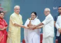 മുന് രാഷ്ട്രപതി ഡോ. എ.പി.ജെ. അബ്ദുള് കലാമിന്റെ സ്മരണയിലുള്ള ജനനി അവാര്ഡ് അമൃതപുരിയില് നടന്ന ചടങ്ങില് ഗവര്ണര് രാജേന്ദ്ര വിശ്വനാഥ് ആര്ലേക്കര് മാതാ അമൃതാനന്ദമയി ദേവിക്ക് സമ്മാനിക്കുന്നു. എ.പി.ജെ. അബ്ദുള് കലാം ഇന്റര്നാഷണല് ഫൗണ്ടേഷന് ചെയര്പേഴ്സണ് ഡോ. എ.പി.ജെ.എം. നസീമ മരക്കാര്, എപിജെഎം ജൈനുലബ്ദീന്, എപിജെഎം ഷൈയ്ക് സലീം എന്നിവര് സമീപം