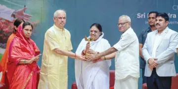 മുന്‍ രാഷ്ട്രപതി ഡോ. എ.പി.ജെ. അബ്ദുള്‍ കലാമിന്റെ സ്മരണയിലുള്ള ജനനി അവാര്‍ഡ് അമൃതപുരിയില്‍ നടന്ന ചടങ്ങില്‍ ഗവര്‍ണര്‍ രാജേന്ദ്ര വിശ്വനാഥ് ആര്‍ലേക്കര്‍ മാതാ അമൃതാനന്ദമയി ദേവിക്ക് സമ്മാനിക്കുന്നു. എ.പി.ജെ. അബ്ദുള്‍ കലാം ഇന്റര്‍നാഷണല്‍ ഫൗണ്ടേഷന്‍ ചെയര്‍പേഴ്‌സണ്‍ ഡോ. എ.പി.ജെ.എം. നസീമ മരക്കാര്‍, എപിജെഎം ജൈനുലബ്ദീന്‍, എപിജെഎം ഷൈയ്ക് സലീം എന്നിവര്‍ സമീപം