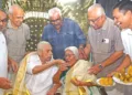 മഹാകവി കാളിദാസ സാംസ്‌ക്കാരിക വേദിയുടെ ആഭിമുഖ്യത്തില്‍ നവതിദിനത്തില്‍ സംഘടിപ്പിച്ച ചടങ്ങില്‍ മോഹനവര്‍മ്മ ഭാര്യ രാധാവര്‍മ്മയ്ക്ക് മധുരം നല്‍കുന്നു. ഡോ.കെ.എസ്. രാധാകൃഷ്ണന്‍, ജി. ഗോപിനാഥ്, ജയചന്ദ്രന്‍. സി, പി.രാമചന്ദ്രന്‍,
സി.ജി. രാജഗോപാല്‍ സമീപം