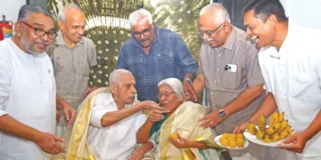മഹാകവി കാളിദാസ സാംസ്‌ക്കാരിക വേദിയുടെ ആഭിമുഖ്യത്തില്‍ നവതിദിനത്തില്‍ സംഘടിപ്പിച്ച ചടങ്ങില്‍ മോഹനവര്‍മ്മ ഭാര്യ രാധാവര്‍മ്മയ്ക്ക് മധുരം നല്‍കുന്നു. ഡോ.കെ.എസ്. രാധാകൃഷ്ണന്‍, ജി. ഗോപിനാഥ്, ജയചന്ദ്രന്‍. സി, പി.രാമചന്ദ്രന്‍,
സി.ജി. രാജഗോപാല്‍ സമീപം